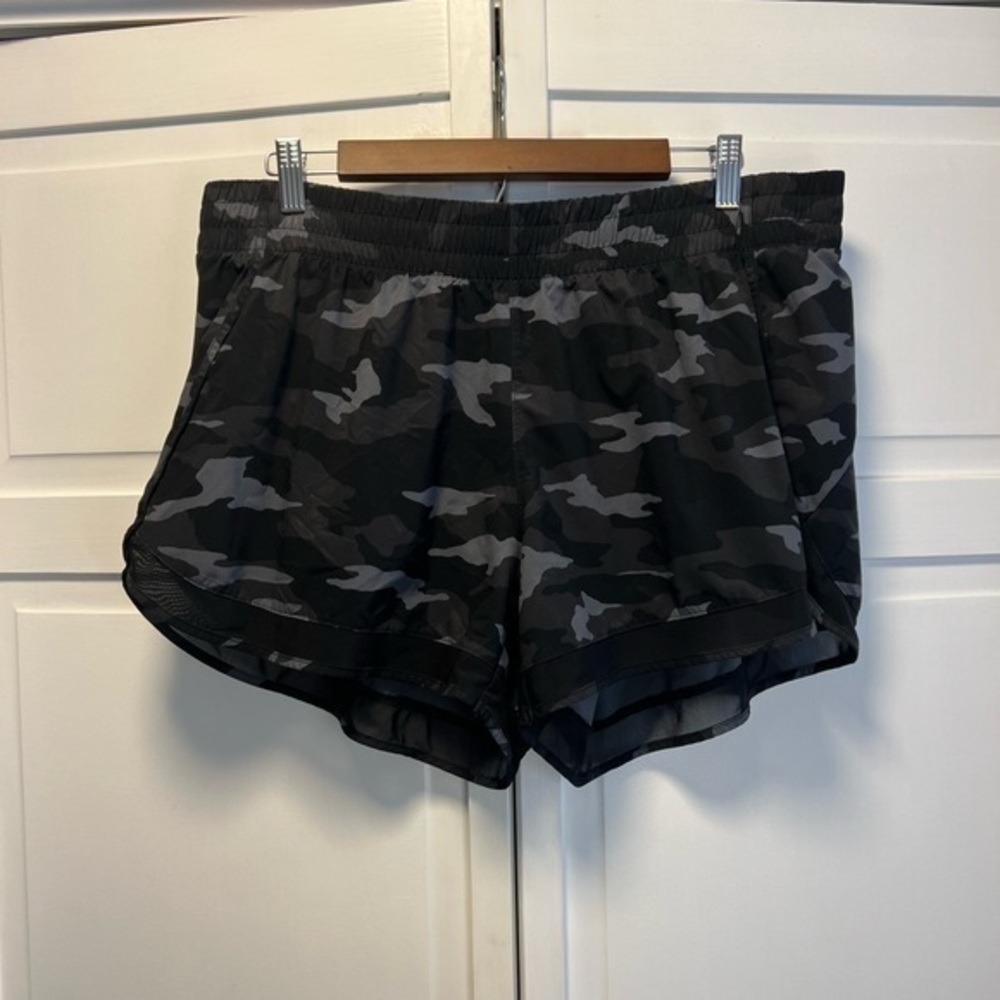 Athleta Printed Mesh Racer Run Shorts 4” Size Women’s XL Color Camo Black & Gray